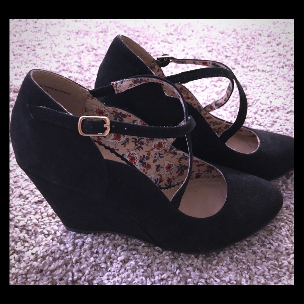 Black wedges